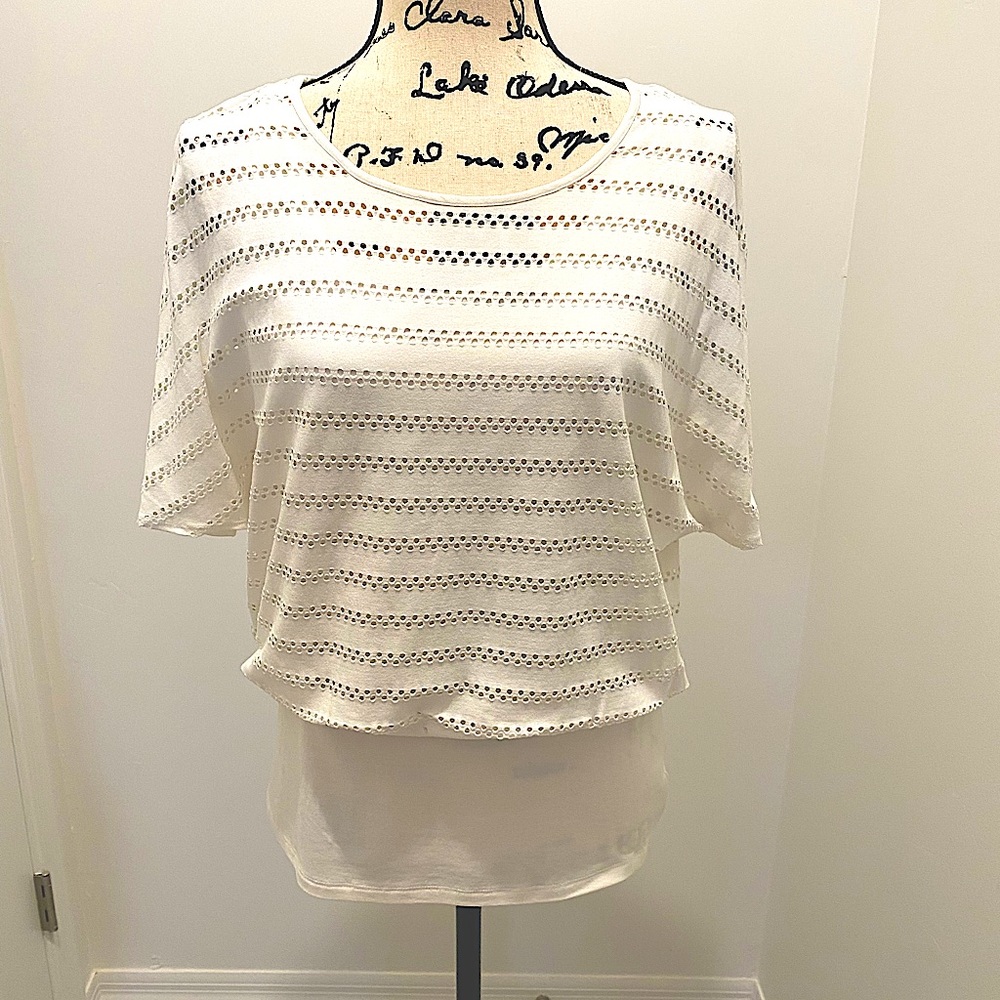 WHITE EYELET BLOUSE WITH WIDE BAND AT WAIST. SIZE S. LINED.